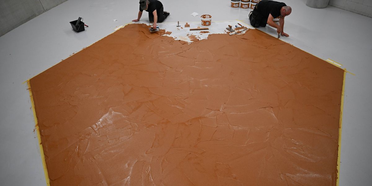 Personal Digest: Museum smears 800+ lbs of peanut butter
