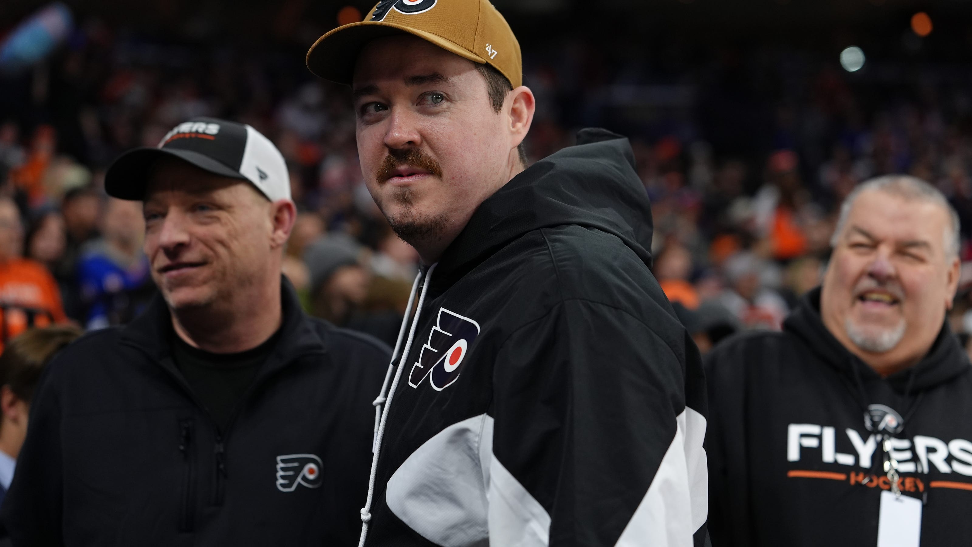 Personal Digest: 76,212 tickets — stand‑up sells out a stadium